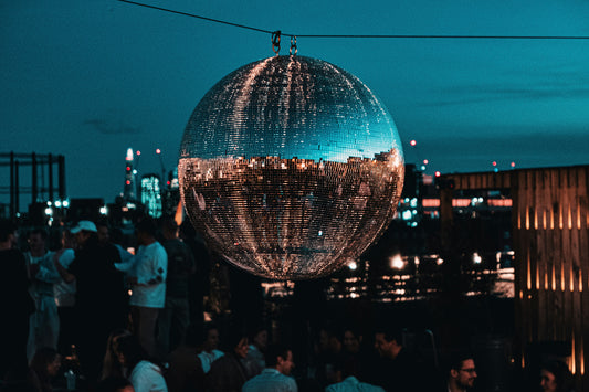 Minimalist Party Decor That Still Pops