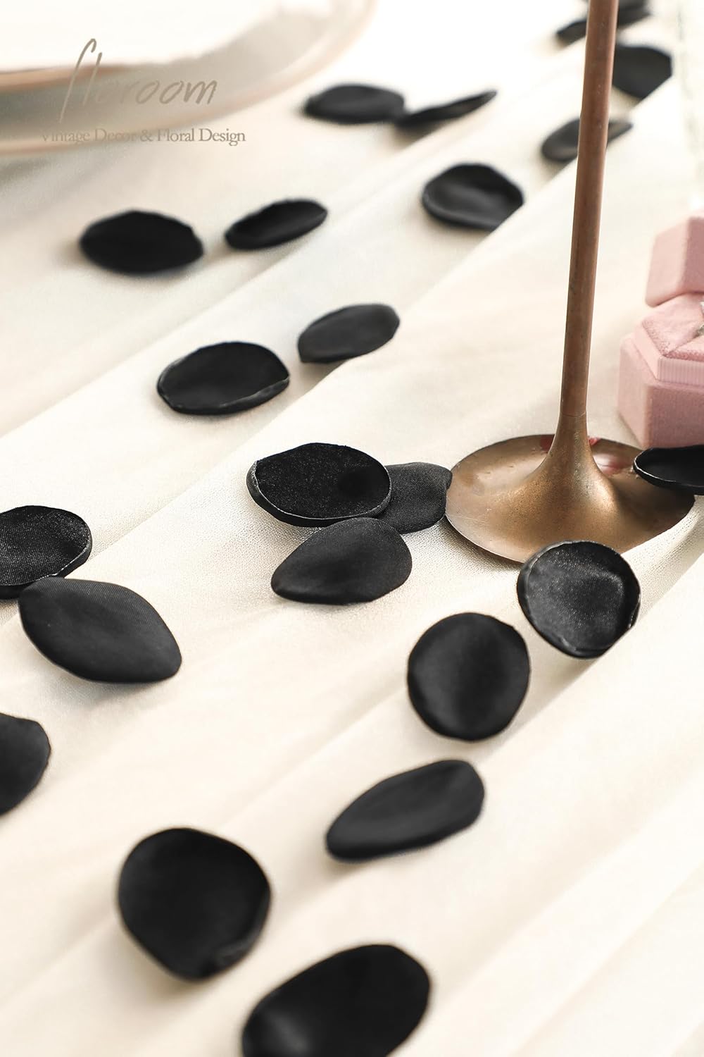 Floroom 300pcs Rose Petals Black Faux Silk Flower Petals for Wedding Flower Girl Basket Aisle Scatter Dinner Table Centerpieces Party Confetti Bridal Shower Romantic Night Decoration