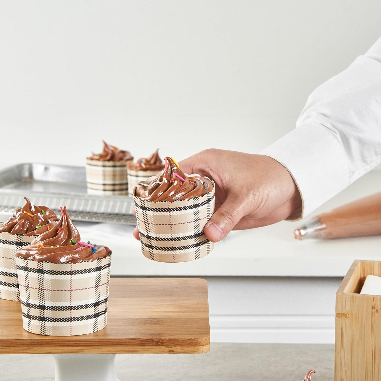 Panificio 6 Ounce Cupcake Wrappers, 200 Scalloped Baking Cups - Oven-Ready, Greaseproof, Plaid Paper Cupcake Liners, Disposable, For Birthdays, Baby Showers, Or Weddings - Restaurantware