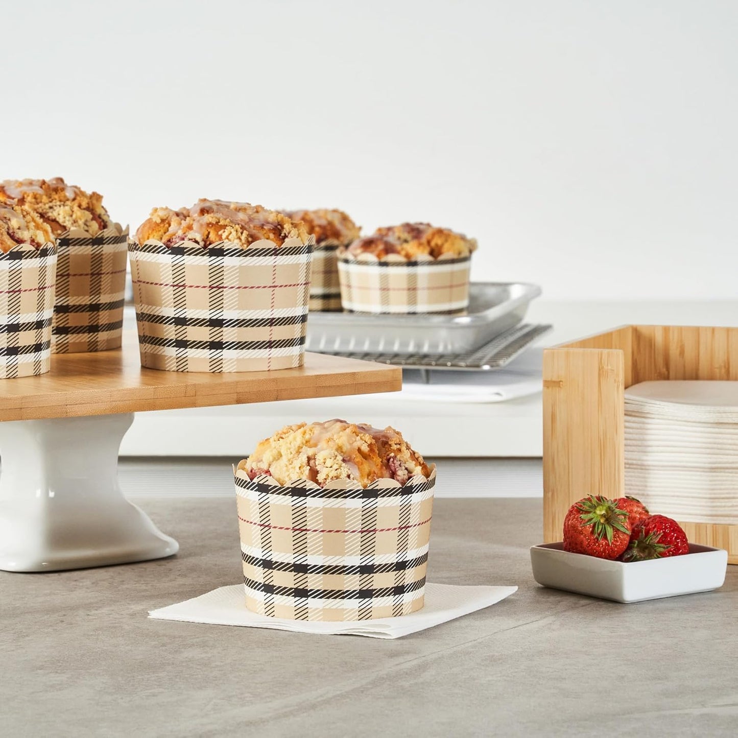 Panificio 10 Ounce Cupcake Wrappers, 200 Scalloped Baking Cups - Oven-Ready, Greaseproof, Plaid Paper Cupcake Liners, Disposable, For Birthdays, Baby Showers, Or Weddings - Restaurantware